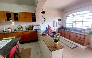 Imagem: A casa possui 5 Dormitórios, 5 Banheiros, 3 Vagas na garagem