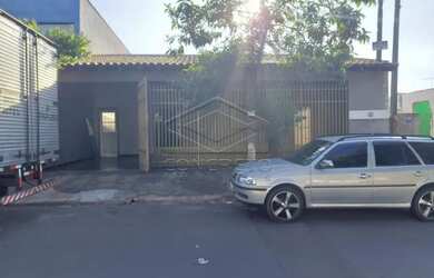 Imagem: A casa possui 3 Dormitórios, 2 Banheiros, 3 Vagas na garagem
