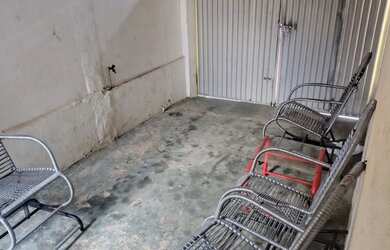 Imagem: A casa possui 4 Dormitórios, 2 Banheiros, 2 Vagas na garagem