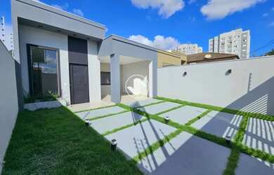 Imagem: A casa possui 3 Dormitórios, 2 Banheiros, 2 Vagas na garagem