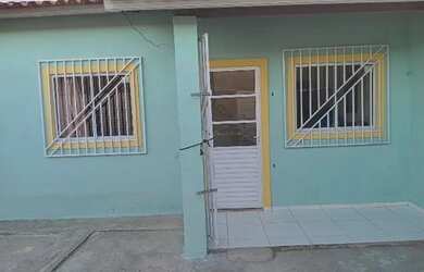 Imagem: A casa possui 2 Dormitórios, 1 Banheiro, 2 Vagas na garagem