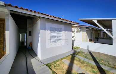 Imagem: A casa em condomínio possui 3 Dormitórios, 1 Banheiro, 2 Vagas