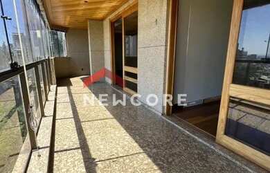 Imagem: O apartamento possui 4 Dormitórios, 2 Banheiros, 3 Vagas na