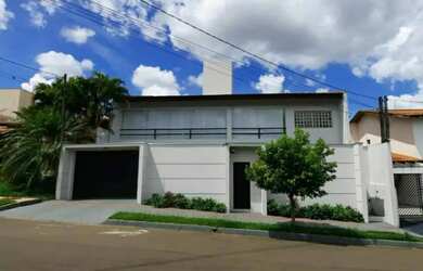 Imagem: A casa possui 5 Dormitórios, 5 Banheiros, 4 Vagas na garagem