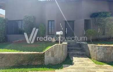 Imagem: A casa possui 4 Dormitórios, 5 Banheiros, 4 Vagas na garagem