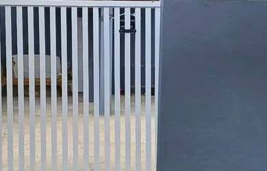 Imagem: A casa possui 3 Dormitórios, Acomodam 8 pessoas, 3 Vagas na