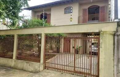 Imagem: A casa possui 4 Dormitórios, 3 Banheiros, 2 Vagas na garagem