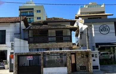 Imagem: A casa possui 3 Dormitórios, 4 Banheiros, 2 Vagas na garagem