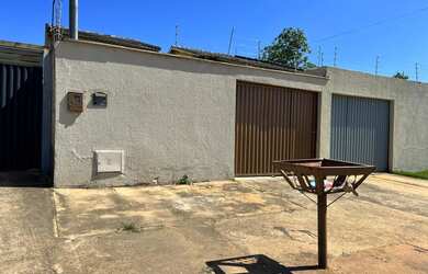 Imagem: A casa possui 2 Dormitórios, 1 Banheiro, 2 Vagas na garagem