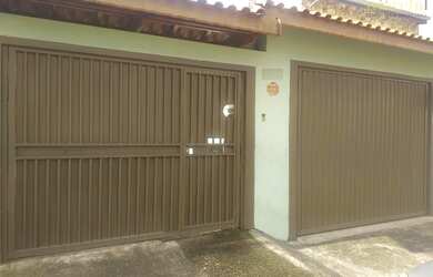 Imagem: A casa possui 3 Dormitórios, 1 Banheiro, 2 Vagas na garagem