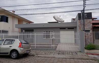 Imagem: A casa possui 3 Dormitórios, 2 Banheiros, 2 Vagas na garagem