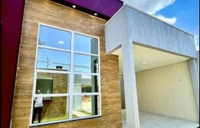 Imagem: A casa possui 4 Dormitórios, 2 Banheiros, 2 Vagas na garagem