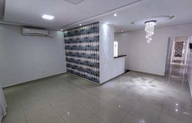 Imagem: A casa possui 3 Dormitórios, 1 Banheiro, 2 Vagas na garagem