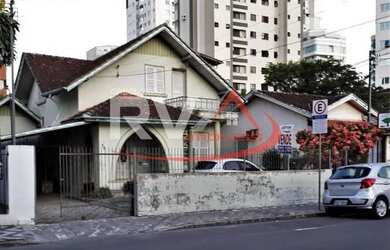 Imagem: A casa possui 5 Dormitórios, 1 Banheiro, 2 Vagas na garagem