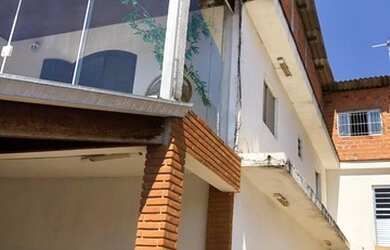 Imagem: A casa possui 2 Dormitórios, 2 Banheiros, 1 Vaga na garagem