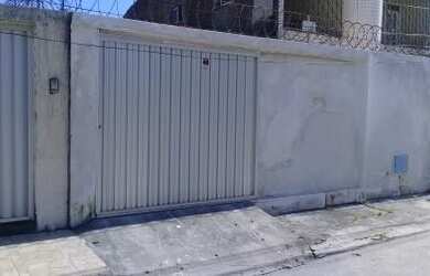 Imagem: A casa possui 3 Dormitórios, 2 Banheiros, 1 Vaga na garagem