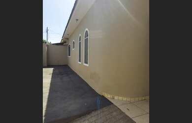 Imagem: A casa possui 3 Dormitórios, 1 Banheiro, 1 Vaga na garagem