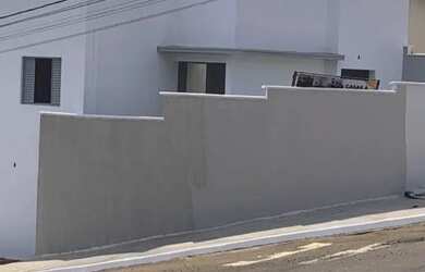 Imagem: A casa possui 3 Dormitórios, 1 Banheiro, 3 Vagas na garagem