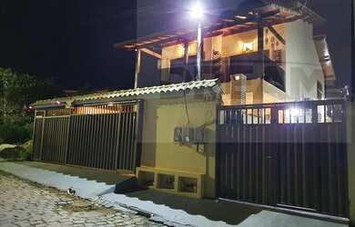 Imagem: A casa possui 4 Dormitórios, 2 Banheiros, 5 Vagas na garagem