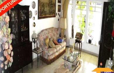 Imagem: A casa possui 5 Dormitórios, 4 Banheiros, 4 Vagas na garagem