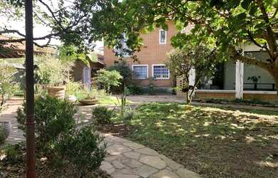 Imagem: A casa possui 4 Dormitórios, 4 Banheiros, 5 Vagas na garagem