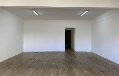 Imagem: O depósito possui 1 Vaga na garagem e 90m² de Área e está