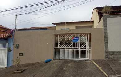 Imagem: A casa possui 2 Dormitórios, 2 Banheiros, 2 Vagas na garagem