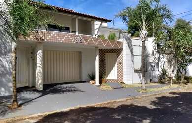 Imagem: A casa possui 4 Dormitórios, 1 Banheiro, 4 Vagas na garagem