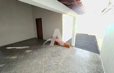 Imagem: A casa possui 3 Dormitórios, 2 Banheiros, 2 Vagas na garagem