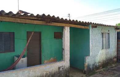 Imagem: A casa possui 2 Dormitórios, 1 Banheiro, 3 Vagas na garagem