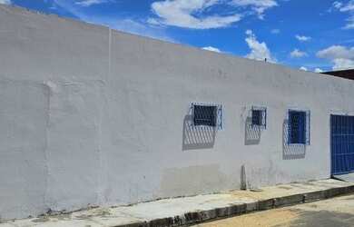 Imagem: A casa possui 2 Dormitórios e 1 Vaga na garagem e está localizado