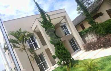 Imagem: A casa possui 4 Dormitórios, 5 Banheiros, 4 Vagas na garagem