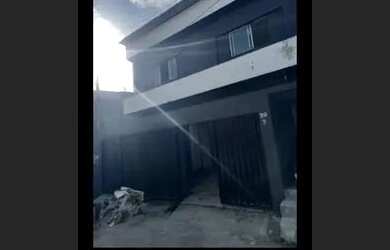 Imagem: A casa possui 2 Dormitórios, 1 Banheiro, 1 Vaga na garagem