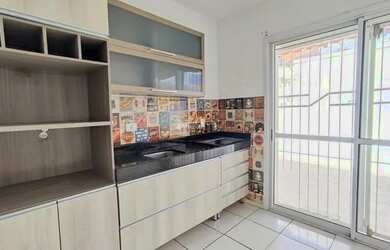 Imagem: A casa em condomínio possui 3 Dormitórios, 1 Banheiro, 51m²