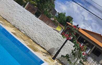 Imagem: A casa possui 4 Dormitórios, 3 Banheiros, 5 Vagas na garagem