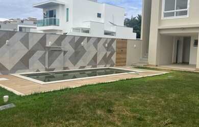 Imagem: A casa possui 4 Dormitórios, 5 Banheiros, 2 Vagas na garagem