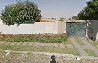 Imagem: A casa possui 1 Dormitório, 1 Banheiro, 1 Vaga na garagem