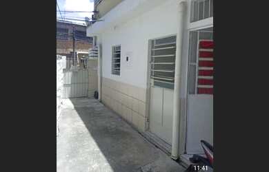 Imagem: A casa possui 2 Dormitórios e 1 Banheiro e está localizado