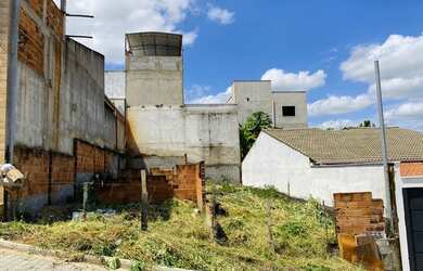 Imagem: A casa possui 4 Dormitórios, 2 Banheiros, 2 Vagas na garagem