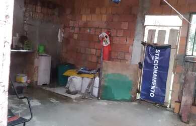 Imagem: A casa possui 1 Dormitório, 1 Banheiro, 1 Vaga na garagem