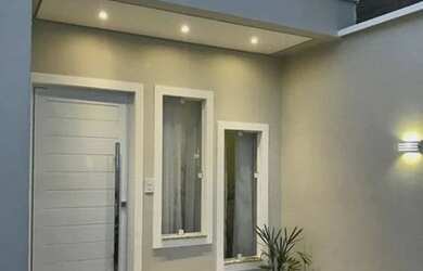 Imagem: A casa possui 2 Dormitórios, 2 Banheiros, 2 Vagas na garagem