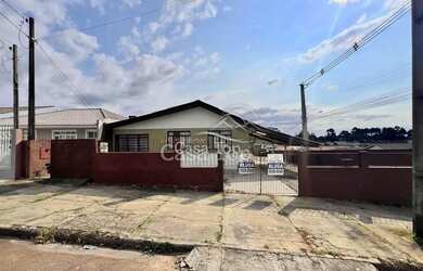 Imagem: A casa possui 4 Dormitórios, 2 Banheiros, 2 Vagas na garagem