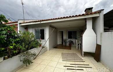 Imagem: A casa possui 2 Dormitórios, 1 Banheiro, 2 Vagas na garagem