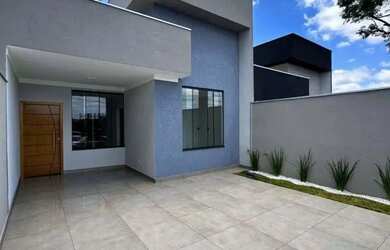 Imagem: A casa possui 3 Dormitórios, 2 Banheiros, 2 Vagas na garagem