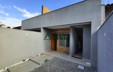 Imagem: A casa possui 3 Dormitórios, 1 Banheiro, 1 Vaga na garagem