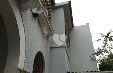 Imagem: A casa possui 4 Dormitórios, 3 Banheiros, 2 Vagas na garagem