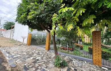 Imagem: A casa possui 2 Dormitórios, 1 Banheiro, 220m² de Área e