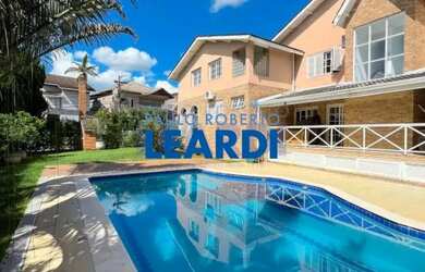 Imagem: A casa em condomínio à venda possui 4 Dormitórios, 5 Banheiros