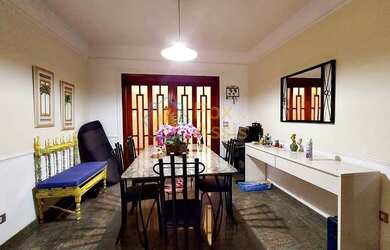 Imagem: A casa possui 4 Dormitórios, 3 Banheiros, 4 Vagas na garagem