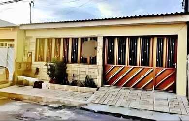 Imagem: A casa possui 3 Dormitórios, 2 Banheiros, 2 Vagas na garagem